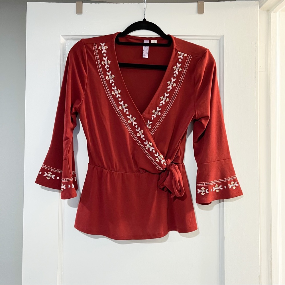 FRANCESCA’S V Neck Embroidered Floral Pattern Wrap Tie Blouse Top Red Size XS
